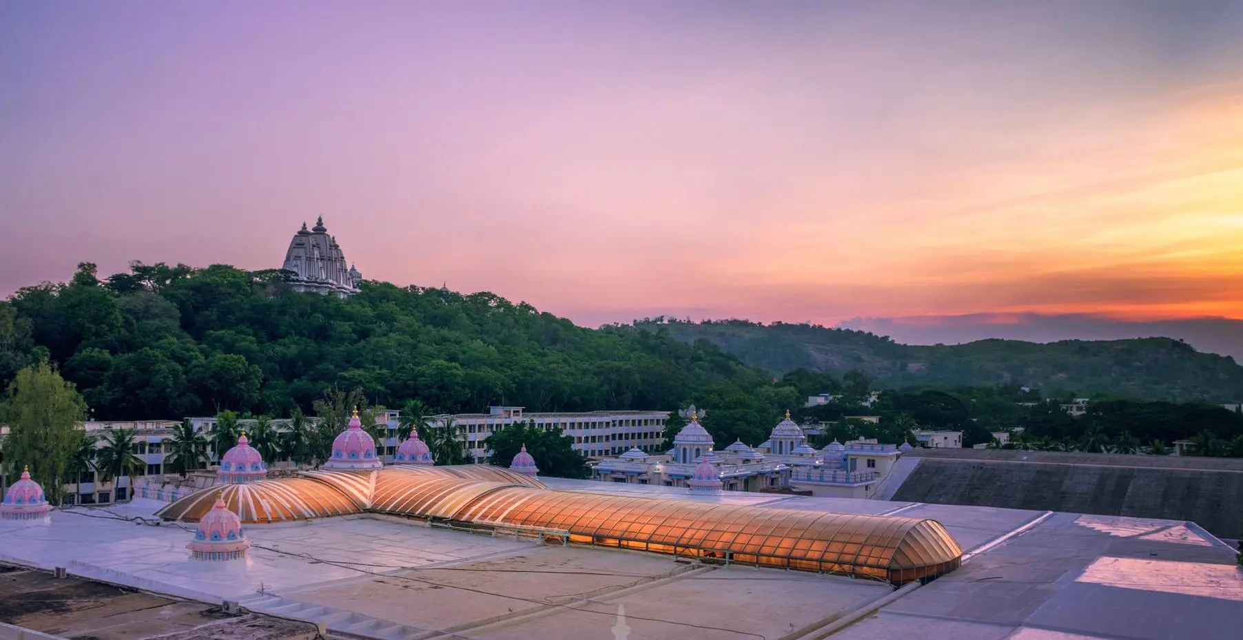 संध्या के समय साई कुलवंत हॉल और पहाड़ी मंदिर