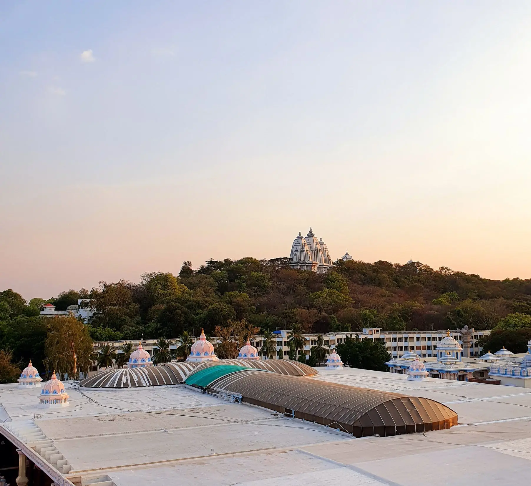 साई कुलवंत हॉल की छत और पहाड़ी मंदिर