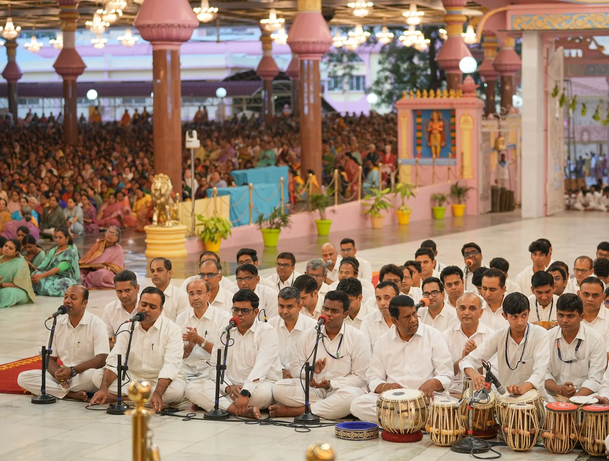 अखंड भजन के दौरान साई कुलवंत हॉल में तबले और माइक के साथ भजन गायक