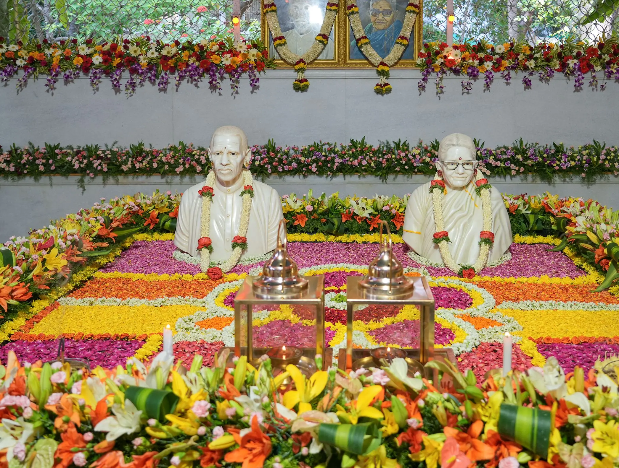 ईश्वरम्मा दिवस पर पुष्पों से सजी माता ईश्वरम्मा और श्री पेद्दा वेंकम राजू की समाधि