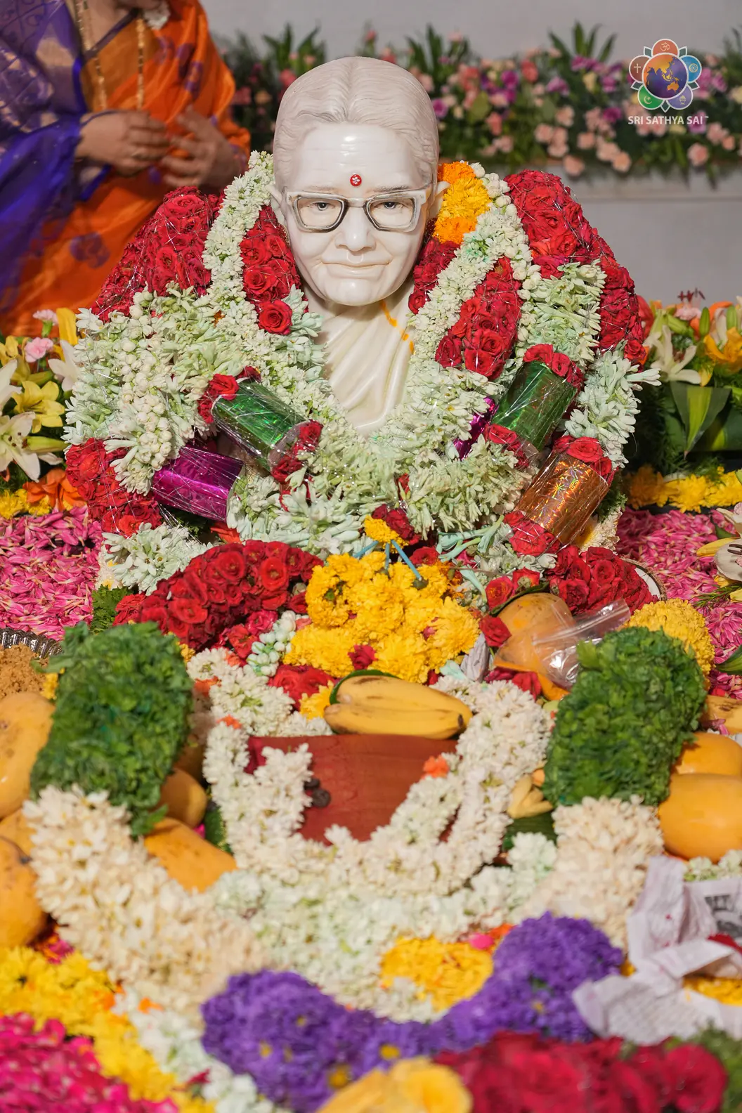 पुष्पों से घिरी माता ईश्वरम्मा की माल्यार्पित प्रतिमा