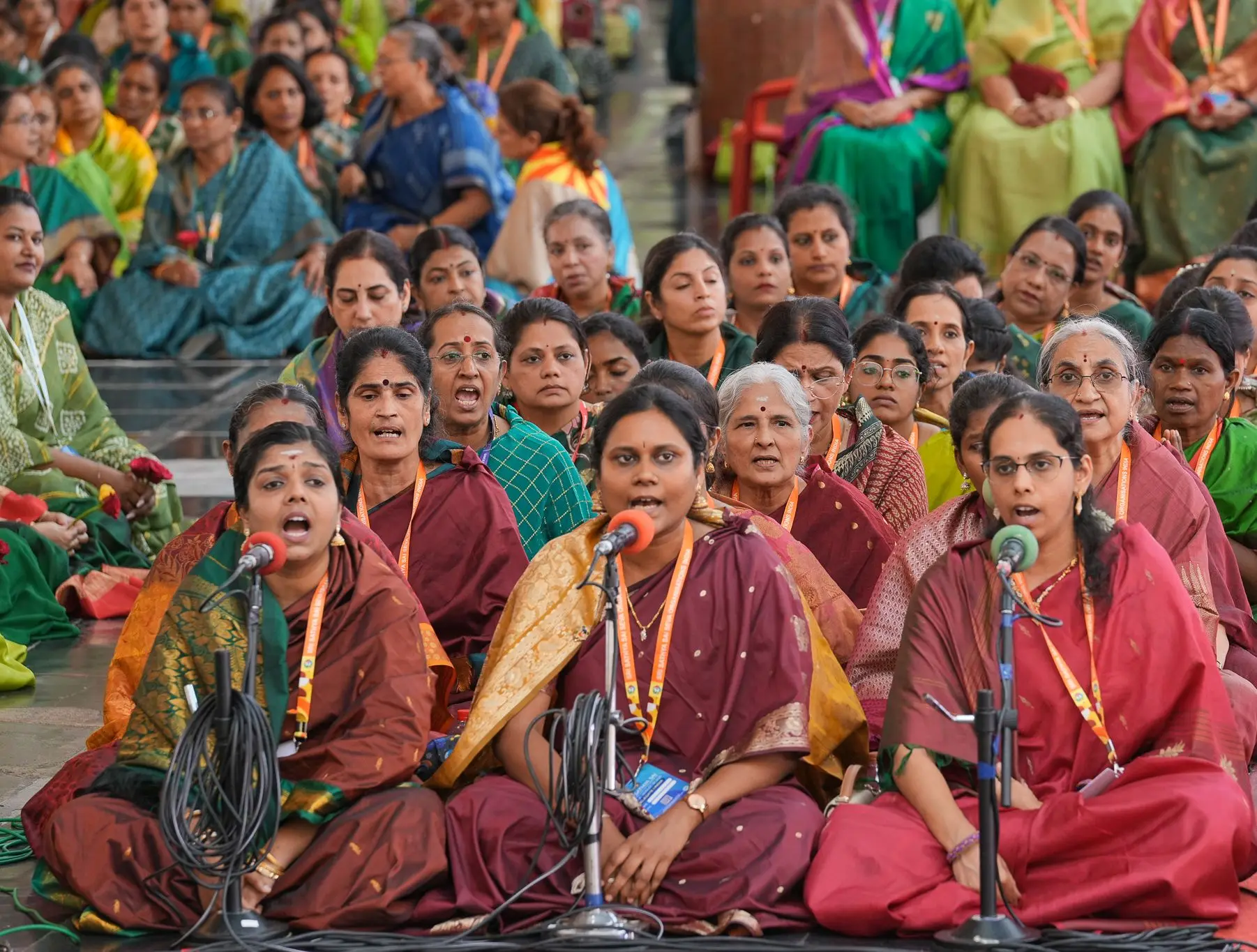 भजन का नेतृत्व करती बाल विकास गुरु