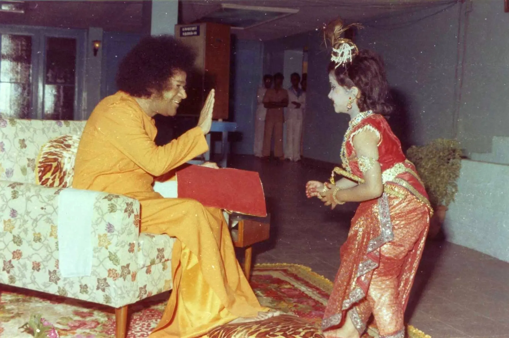 नृत्य वेशभूषा में सजी नन्ही बालिका को आशीर्वाद देते भगवान श्री सत्य साई बाबा