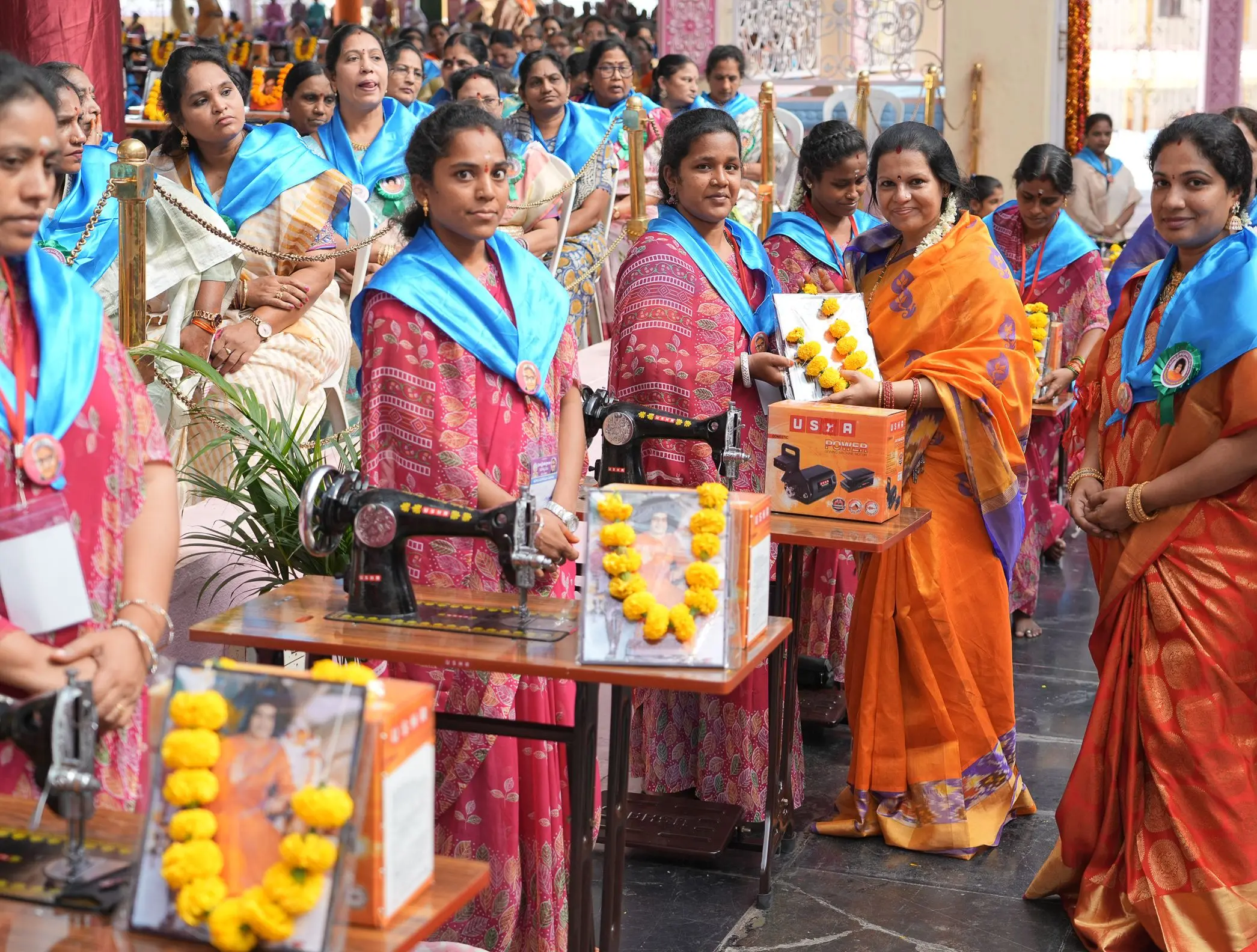 ईश्वरम्मा दिवस पर आजीविका हेतु सिलाई मशीन प्राप्त करतीं महिलाएँ