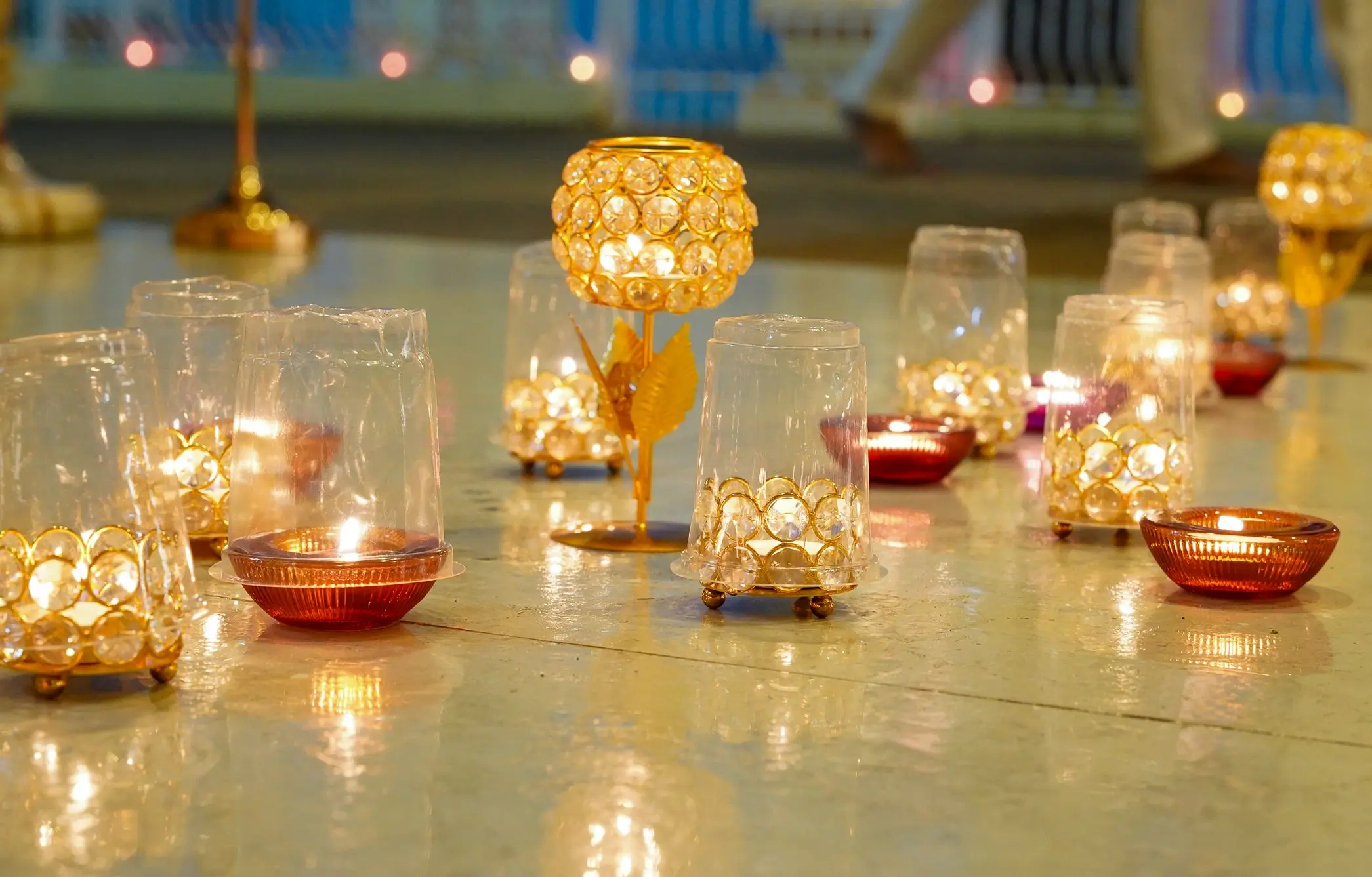 प्रशांति निलयम में दीपावली पर संगमरमर के फ़र्श पर जगमगाते दीये और क्रिस्टल दीप