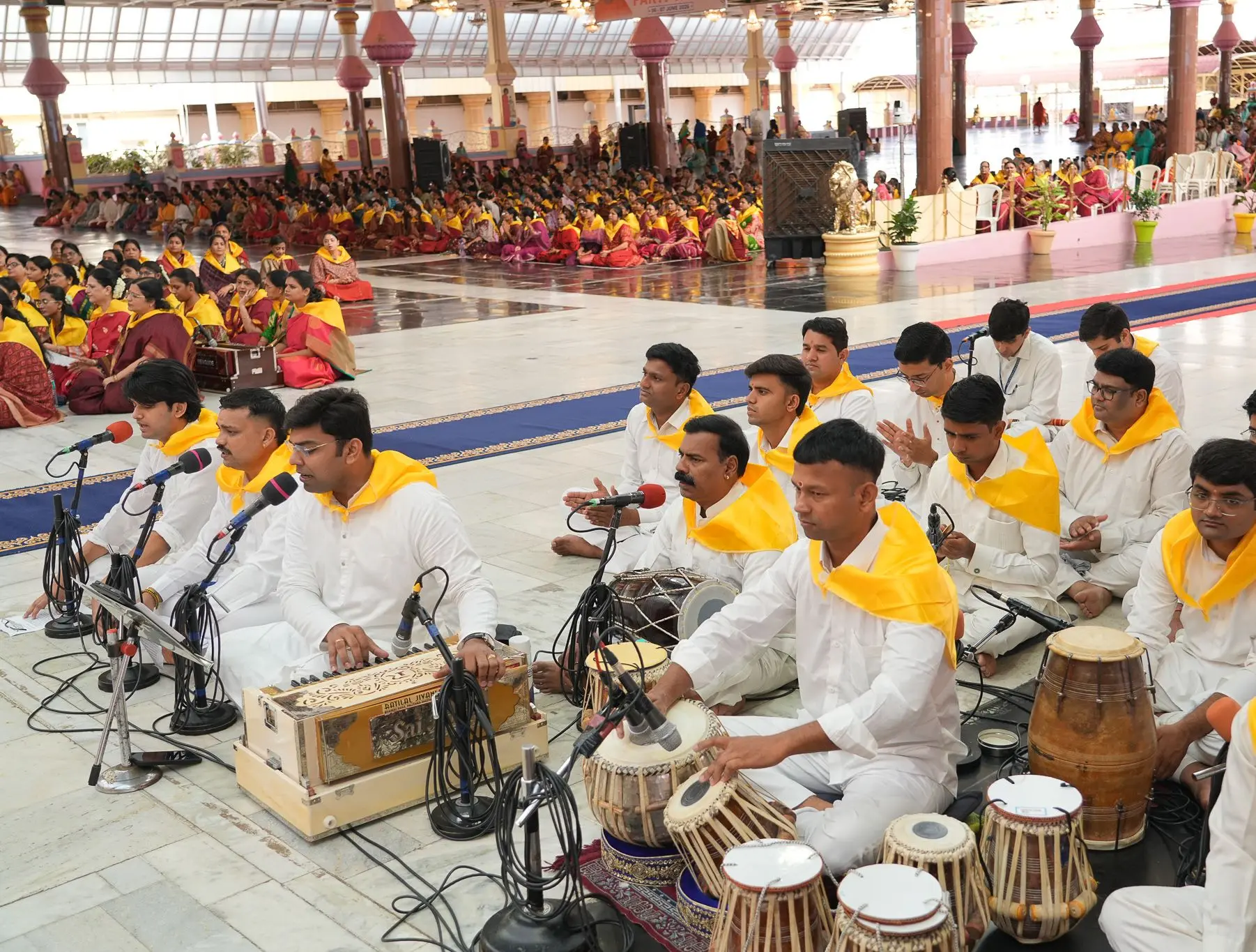 पर्ती यात्रा के दौरान साई कुलवंत हॉल में हारमोनियम और तबले के साथ मध्य प्रदेश का भजन समूह