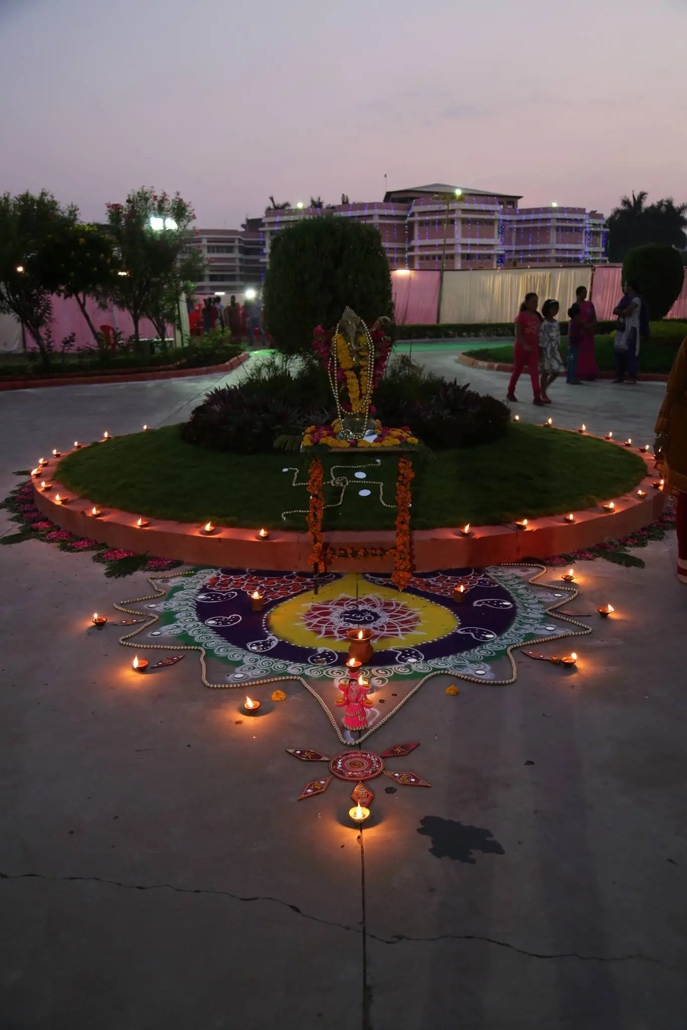 श्री सत्य साई सेवा समिति, इंदौर — दीपों और रंगोली से सजा प्रांगण