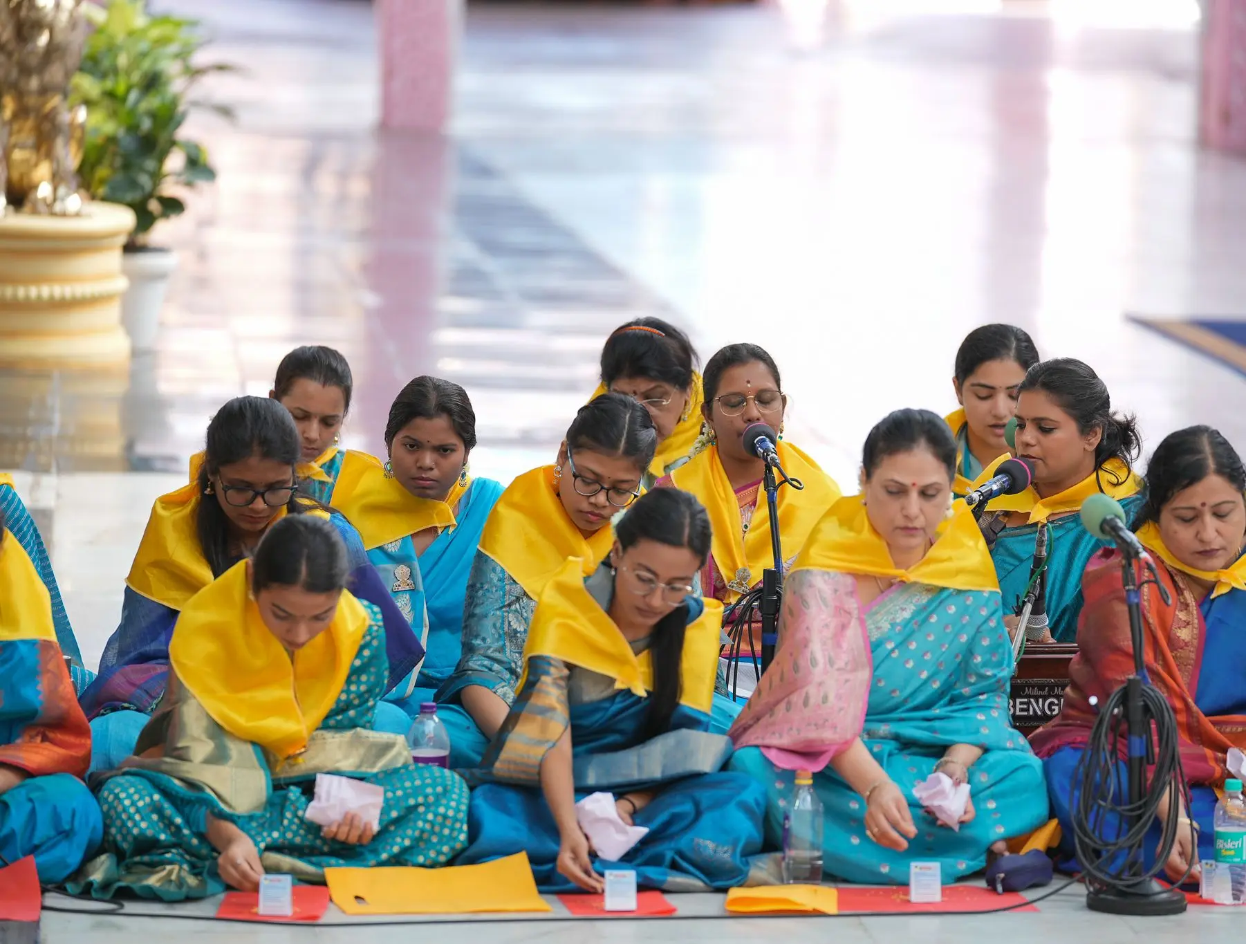प्रशांति निलयम के साई कुलवंत हॉल में भजन गातीं मध्य प्रदेश की महिला भक्त