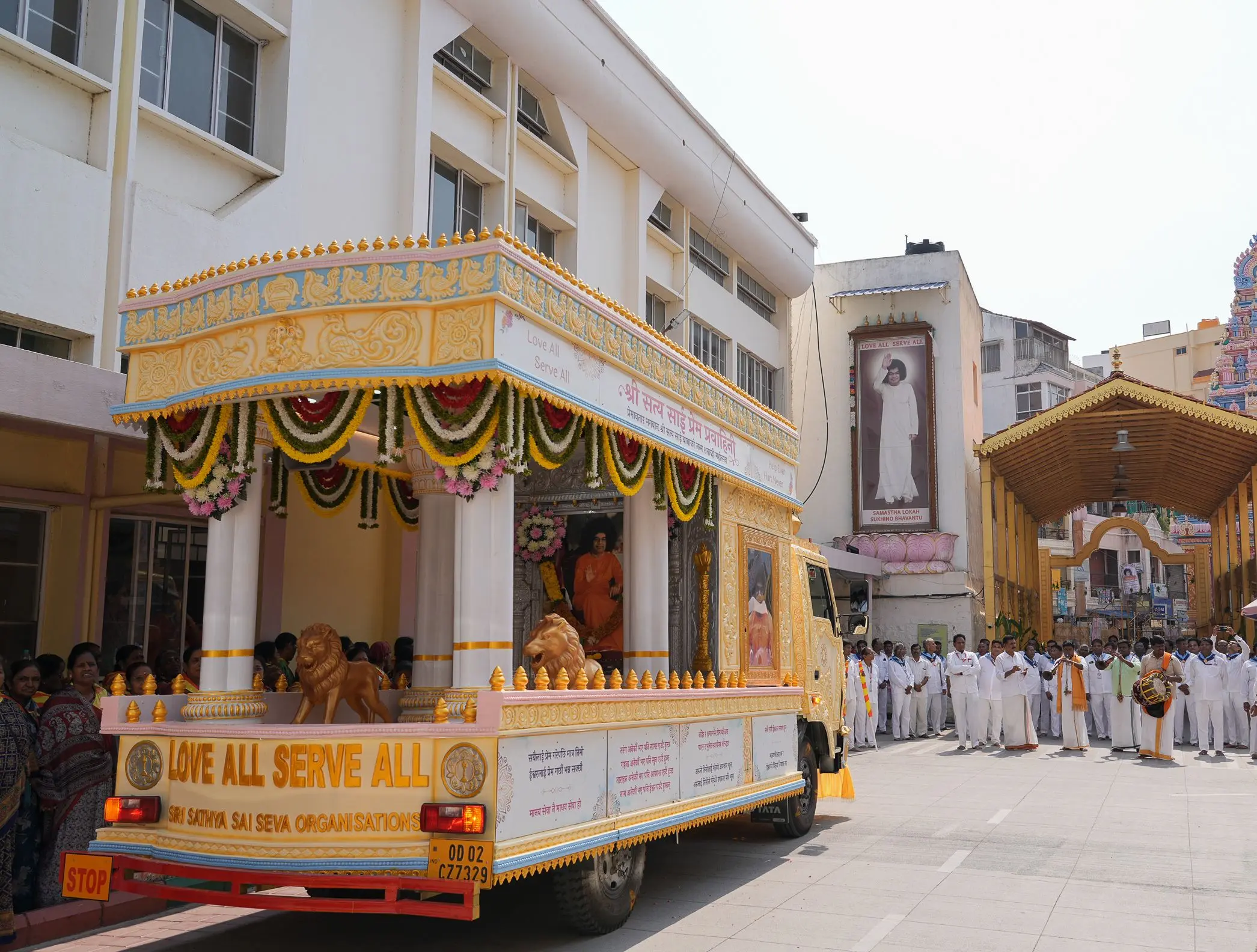 हरी झंडी के समय 'सबसे प्रेम करो, सबकी सेवा करो' लिखा श्री सत्य साई प्रेम प्रवाहिनी रथ