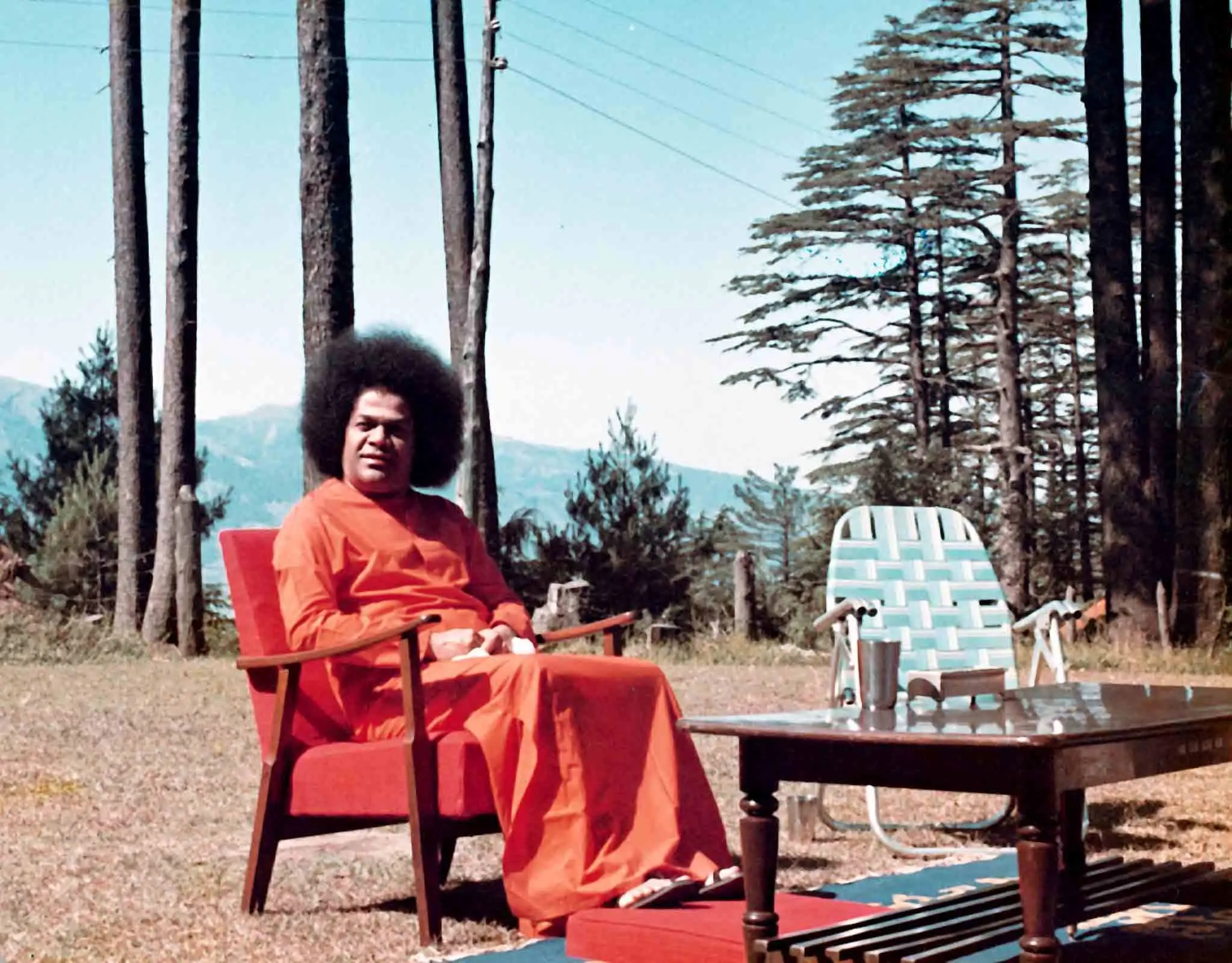 कश्मीर की पहाड़ियों में ऊँचे देवदार के बीच विराजमान भगवान श्री सत्य साई बाबा