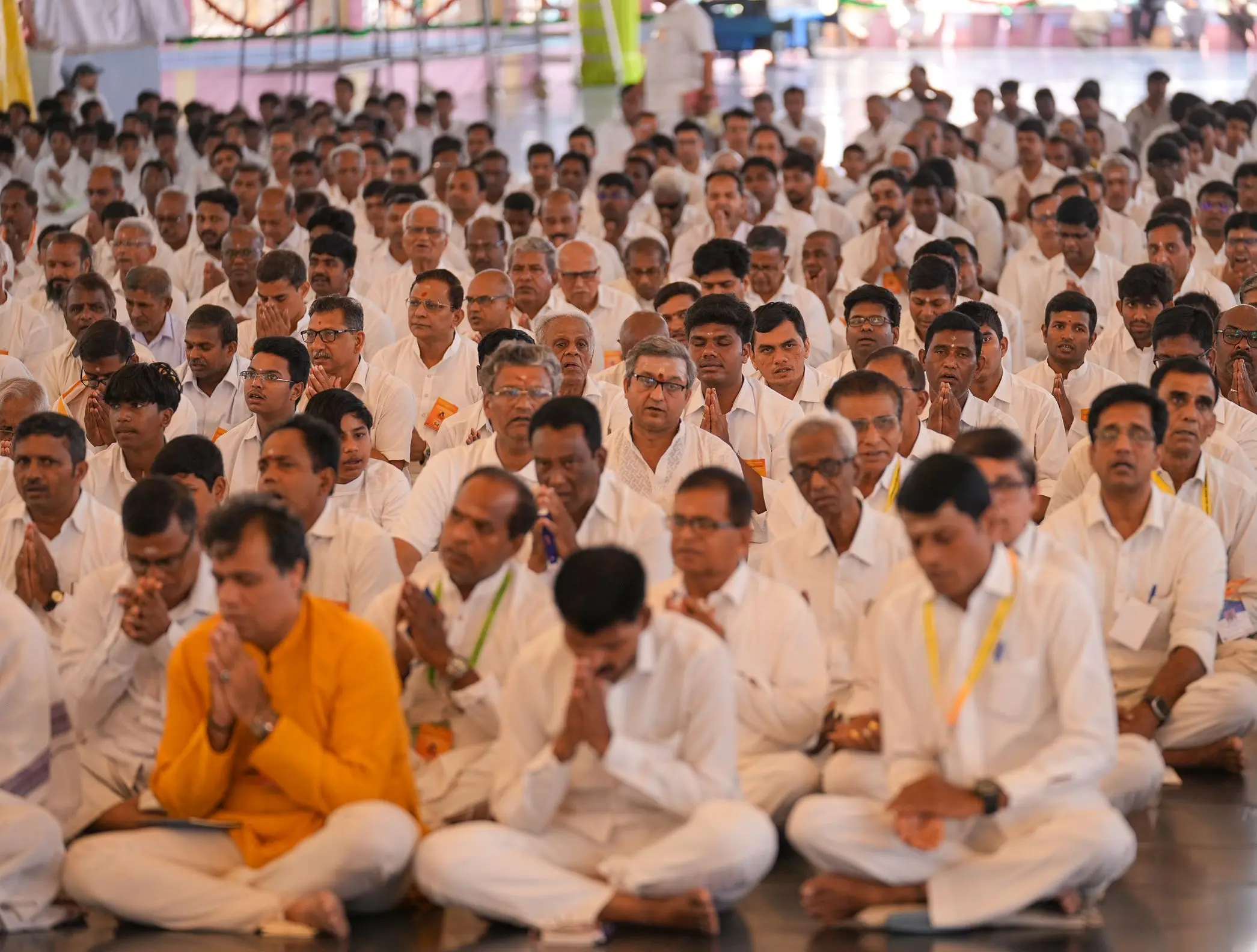 साई कुलवंत हॉल में एक साथ रुद्रम का पाठ करते सफ़ेद वस्त्रधारी सैकड़ों भक्त