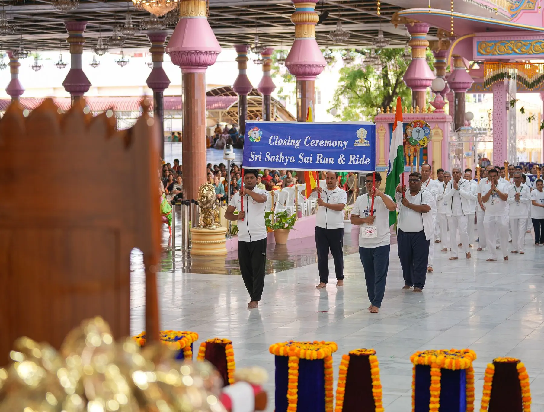 प्रशांति निलयम में रन एंड राइड समापन समारोह में शोभायात्रा में चलते साई युवा